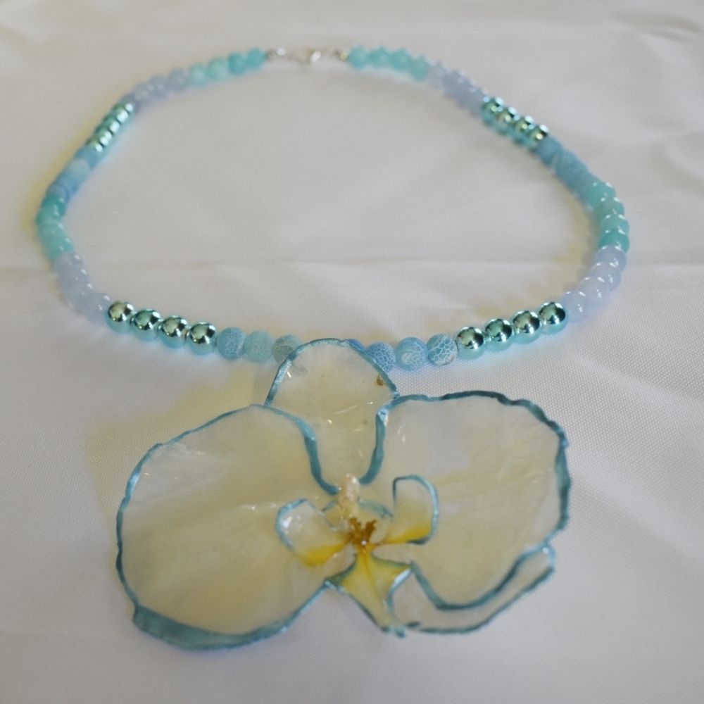 Elegant Blue Floral Necklace